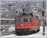 Re 4/4 II 11228 setzt sich in Chur an die Spitze des REX nach St.Gallen.