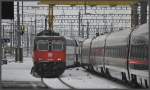 IR2578 nach Schaffhausen wird mit DS-Wagen und je einer Re 420 im  New look  gefahren. Hier schiebt die 420 230-5 den IR2578 aus der Zrcher Bahnhofshalle. (20.12.2011)