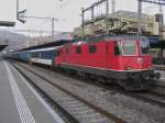 Ersatz IR 2080 in Baden. Im Bild die Re 4/4 II 11181 hinter dem EWI/II Reserve-Pendel Olten. Da der Steuerwagen einen defekt hatte, wurde diese Re 4/4 II als Ersatz-Steuerwagen davor, bzw. dahinter gehngt. An der Spitze des Zuges ist die Re 4/4 II 11115, 17.01.2012.