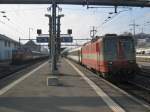 Bahnhof Morges: Links RE 2618 mit der Re 4/4 II 11125; rechts IR 1725 mit der Swiss Express Re 4/4 II 11109 (anstelle einer Re 460), 18.01.2012.