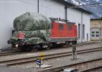 Re 4/4 II 11184 steht gut eingepackt am 07.01.2012 im Depot von Erstfeld.