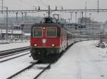 SBB - Re 4/4 11300 mit Schnellzug aus dem Tessin bei der einfahrt in den Bahnhof Luzern am 01.02.2012
