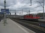 Re 4/4 II 11151 mit dem IR 2177 bei Durchfahrt in Liestal. Smtliche 2. Kl. Wagen an diesem Zug wurden durch B EWI NPZ (Regiowagen) ersetzt, 05.03.2012.