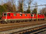 Re 4/4 II 11238 und 11350 stehen am 09.03.2012 in Kreuzlingen Hafen.