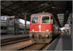 Re 4/4 II 11135 mit einem RE nach Geneve in Lausanne am 17. Mrz 2012 