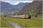 RE3828 am Binnenkanal zwischen Sargans und Trbbach. Im Hintergrund ist das Schloss Sargans zu sehen. (26.04.2012)