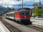 SBB - Re 4/4  11115 mit Schnellzug nach Chur bei der einfahrt im Bahnhof von Sargans am 03.05.2012