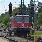 Re 4/4<sup>II</sup> auf SBB-Gleisen, auch wenn es nicht so aussieht. Singen im Mai 2012.