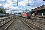 Die Re 4/4 II 11133 (ex. Swiss Express) an der Spitze des IR 1483 bei Einfahrt in Spiez. Mo-Fr gibt es nur noch einen planmssigen Einsatz eines EWII IR Pendel in der ganzen Schweiz. Dieser besagte Pendel fhrt um 18.30 Uhr von Bern nach Spiez, und anschliessend leer zurck. Leider sind die Lichtverhltnisse nicht optimal, aber ich riskierte es einmal, 13.06.2012.