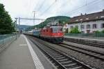 Die Re 4/4 II 11130 zieht den Ersatz EC 6 durch Sissach in Richtung Basel. Da die planmssige SBB Komp am Vortag Deutschland nicht verliess, verkehrte eine DB Ersatzkomp. Die DB Komp besteht aus 6 B und 2 A. Da das Platzangebot in der Schweiz nicht ausreicht, wurde ein A EWI, 50 85 18-33 558-5, zur Verstrkung angehngt, 02.07.2012.