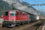 Re 4/4 11333 und eine unbekannt gebliebene Re 6/6 mit einem Gterzug in Erstfeld, 1.10.2011