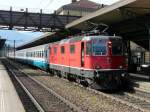 SBB - Re 4/4 11128 vor EC im Bahnhof Bellinzon am 18.09.2012