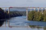 Re 4/4 II mit dem IR berfhrt den Rheinviadukt bei Eglisau am 05. 10. 2012.