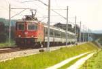 Re 4/4 II 11273 mit einem Schnellzug unterwegs am 20. Mai 2002 bei Egolzwil auf der Strecke Luzern - Olten. Wie an der gelb-blauen Tafel im Hintergrund zu sehen ist, entstand das Bild whrend des ETCS-Pilotversuchs auf dieser Strecke.