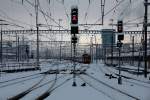 Wintermorgen in Zrich HB: eine Re 4/4 II fhrt soeben mit DB-Wagen in den Bahnhof ein, 08. Dez. 2012, 08:29