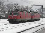 SBB - Re 4/4  11294 und Re 4/4 11297 am warten im Bahnhofsareal in Oensingen am 15.12.2012