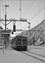 SBB Re 4/4 II 11148 erreicht mit dem IR 2165 Basel - Locarno am 12.12.12 Gschenen.
