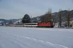 Am Morgen des 13.12.2012 nhert sich die Re 4/4 II 11204 mit dem RE 3820 Heerbrugg.