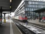 SBB - Re 4/4 11231 mit Postzug bei der durchfahrt im Bahnhof Solothurn am 16.01.2013