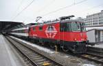 Die Re 4/4 II Lion, 420 229-7, an der Spitze des IR 1765 in Zrich HB, 26.01.2013.