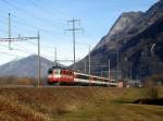 Die Komposition des EC 153 (Luzern-Milano C.) wird am 30.01.2013 durch die Re 4/4  11108 zustzlich aufgewertet. Innert Hundertstel wurde ich doppelt berrascht: Erstens, dass die Crmschnitte den Zug zog und zweitens dass das Motiv etwas verfrht bei Claro auftauchte, weshalb ich meinen Wunschaufnahmepunkt nicht erreichte.