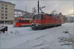 Eine Re 4/4II ist hier im Schnee geparkt, kommt aber wohl erst wieder am Werktag zum Einsatz.