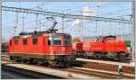 Re 4/4 II 11275 und Am 843 005-0 in Buchs SG.