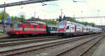 Ab 08.06.2013 werden die Dosto's die jetzige Kompositionen der Rheintalexpress ersetzen. Dosto RABe 511 111 (Fr Instruktionsfahrten) neben Re 4/4 II 11109
in Bahnhof St. Gallen St. Fiden am 09.05.2013.