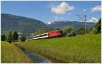 Der ALTE RHEINTALEXPRESS an seinem letzten Verkehrstag zwischen Sargans und Trbbach am Binnenkanal. RE3824 wird von Re 4/4 II 11301 nach St.Gallen gezogen. (08.06.2013)