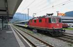 Re 4/4 II 11208 mit EWI/II Regio als S20 25246 an der Endhaltestelle Castione-Arbedo, 07.08.2013.