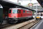 SBB Elektrolok Re 4/4 II Nummer 11245 ist mit einem Schnellzug in Locarno  angekommen und hat abgespannt.