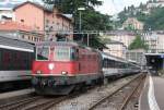 SBB Elektrolok Re 4/4 II Nr. 11303 steht am 19.5.2009 abfahrbereit 
vor einem Schnellzug im Kopf Bahnhof Locarno.