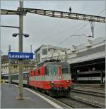 Die schne Swiss Express Re 4/4 II 11108 mit einem IR nach Brig bei Halt in Lausanne.