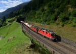 Eine Re 8/8 mit einem Gaskesselzug am 29.08.2013 oberhalb von Wassen.