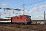 Re 4/4 II 11126 durchfährt den Bahnhof Muttenz. Die Aufnahme stammt vom 07.01.2014.