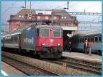 Re 4/4 II 11228 mit Reisebrowerbung vor dem IR2165 nach Locarno im Bahnhof Arth Goldau (10.11.2006)