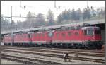 Re 6/6 11664  Kniz  und Re 6/6 11677  Neuhausen am Rheinfall  sowie 2 Re 4/4 II abgestellt in Arth Goldau. (10.11.2006)