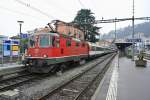 Re 4/4 II 11145 mit IR 2272 in Locarno, 30.01.2014.