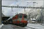 Die SBB Re 4/4 II 11109 mit dem IR 2173 Basel - Locarno beim Halt in Göschenen.