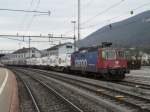 SBB - Re 4/4  420 276-8 mit Güterwagen abgestellt im Bahnhof Oensingen am 01.02.2014