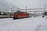 Re 4/4 II 11136 mit IR 2275 bei Einfahrt in Airolo, 07.02.2014.