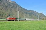 Re 4/4 II 11194 mit ihrem IC 10761 bei Ziegelbrücke. An erster Stelle ist ein B(pm51) anstelle eines EWIV eingereiht, 11.04.2014.