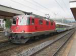 Re 4/4 II 11215 mit einem Voralpen Express in Arth-Goldau, 22.09.2011.