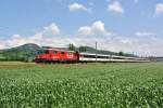 Lion Re 420 220-6 mit dem IR 2176 zwischen Sissach und Itingen, 02.06.2014.