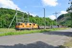 Auch SBB Cargo hat eine Orange Re 4/4 II; 11320 mit Gterzug bei Durchfahrt in Aesch, 05.06.2014.