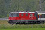 Die modernisierte Re 420 227 zieht den IC Chur-Zürich am 23.6.2014 bei Bilten vorrüber
