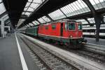 Re 4/4 II 11121 mit einem Schnellzug Richtung Basel in Zürich HB, 06.04.2012.