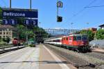 Lion Re 420 222-2 mit dem IR 2272 bei Einfahrt in Bellinzona. An zweiter Stelle ist ein Apm61 Refit anstelle eines Panoramawagens eingereiht, 17.07.2014.