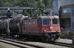 Re 4/4 II 11238 durchfährt den Bahnhof Sissach.