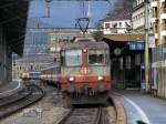 Re 4/4 II 11109. Der EC 119 nach Milano ist abfahrbereit auf Gleis 12. Der Lok im ehemaligen Swiss Express Look sieht man die Spuren der vielen Betriebsjahre sehr an. Im Hintergrund wartet schon die S8 nach Luzern, die ebenfalls von Gleis 12 abfahren will, da der EuroCity bald verschwindet. Bhf. Olten am 7.1.2007